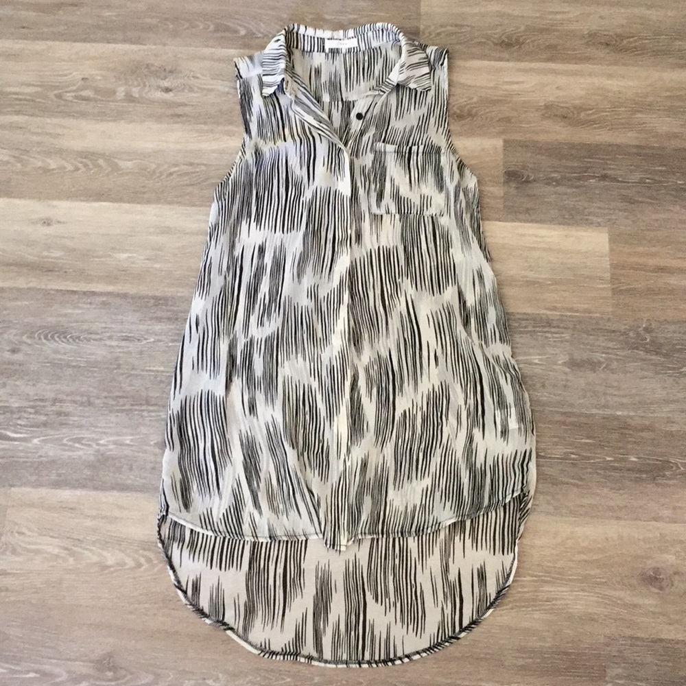 LUSH sleeveless button down shirt